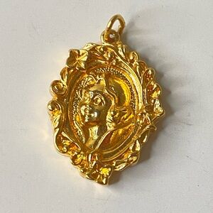 Disney Snow White vintage collectible gold tone portrait pendant